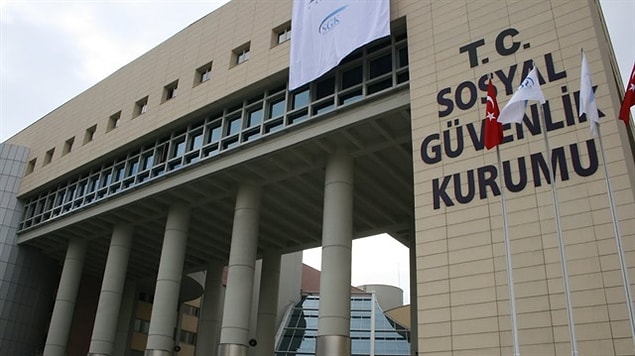 CHP'li Özel, bir televizyon programında SGK'nın İsen'e ait şirkete kişisel bilgileri 65 bin lira karşılığında sattığını iddia etmişti.