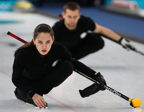Curling sporcusu olan Anastasia Bryzgalova,