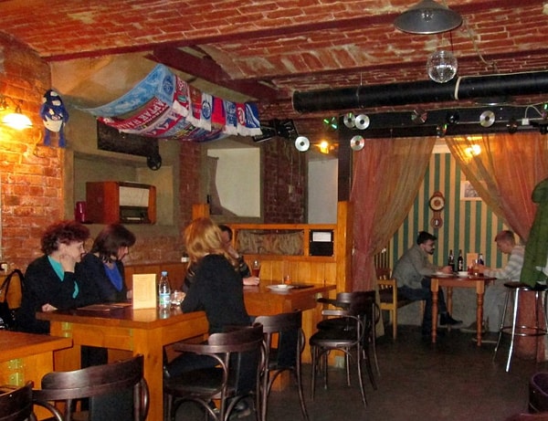 5. Ходите в андеграундные бары вместо дорогих клубов и на квартирники вместо шумных концертов на стадионе