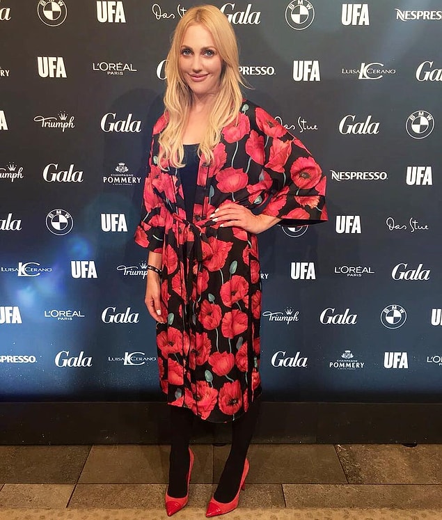 4. Meryem Uzerli'nin üzerindeki güllü dallı kıyafetini ve ayakkabısını beğendik. Renkleri yakışmış sanki..