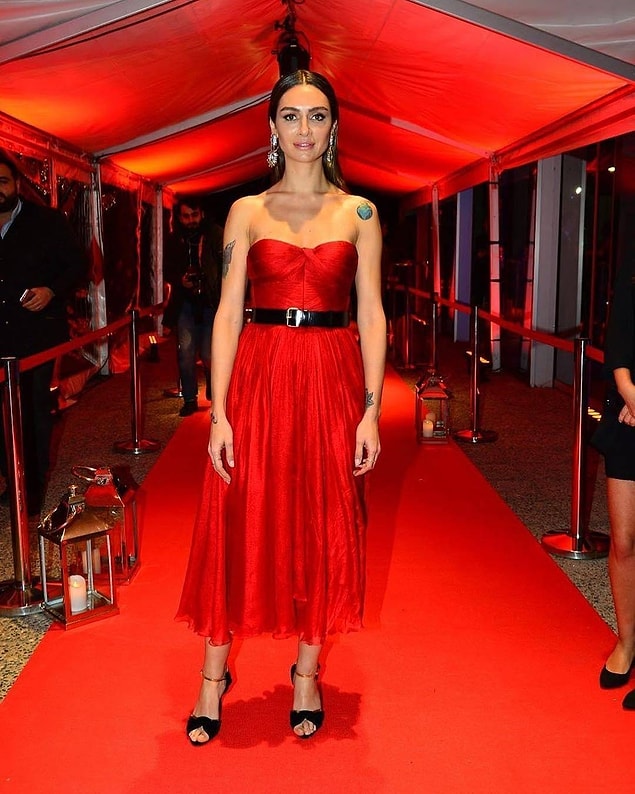 20. Ve son olarak Birce Akalay, kıpkırmızı elbisesi ve küpeleri ile gönülleri fethetti. Makyajına da bayıldık..Gerçekten harika görünüyor!