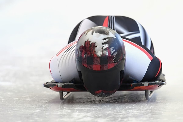 16. Крутой шлем с канадскими национальными мотивами