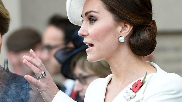 Kraliyet kuralları gereği manikürünü koyu renk ojelerle taçlandıramayan Kate Middleton, oje seçimlerinde de elegan duruşunu koruyor.