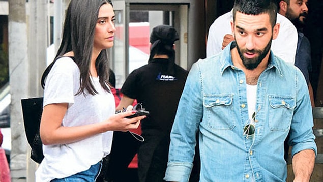 10. Geçtiğimiz hafta Arda Turan'ın evlilik teklifinin sebebinin Aslıhan'ın hamile olması iddia edilmişti... Bu hafta yalanlandı!