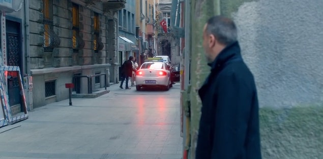 Hala Duru'nun peşinde olan Can ise Deniz ve Duru'nun arkasından bakakaldı ve hiçbir şey yapamadı. Çünkü o her yerde aranan bir suçluydu artık.