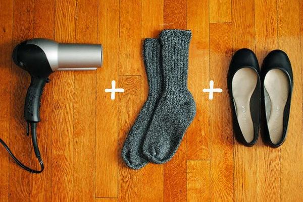 2. Ayaklarınızı sıkan ayakkabılara beş dakikada çözüm üretebilirsiniz.