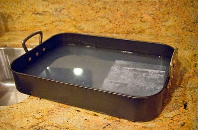 12. Yağlanmış tavaları veya tepsileri kimyasallarla ovmak yerine, kurutma makinesi mendilini koyup üstüne ılık su ekleyerek bekleyin.