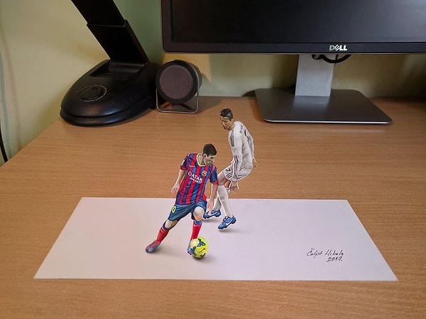 5. "Месси и Криштиану Роналду играют на моем столе"