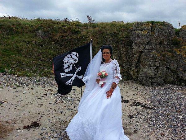 Şimdi de sırada Kuzey İrlanda'da yaşayan 45 yaşındaki Amanda var! Kendisi Jack Sparrow'u canlandırarak insanları eğlendiriyor ve para kazanıyor.