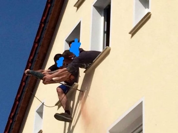 12. Как вы думаете, чья это была идея: того, кто справа или слева?