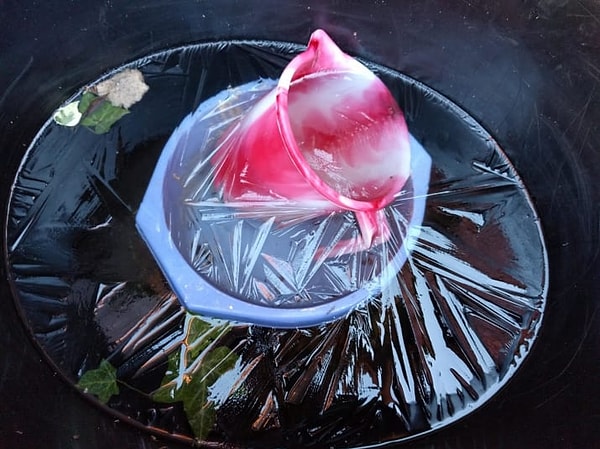 7. Лишь приглядевшись, можно понять, что это не пищевая пленка, а лед