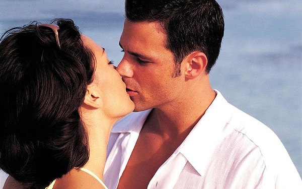 2. Быстрый, мимолетный поцелуй