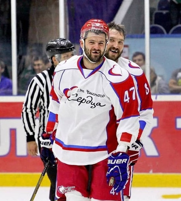 17. До и после того, как надел шлем и вышел на хоккейную площадку