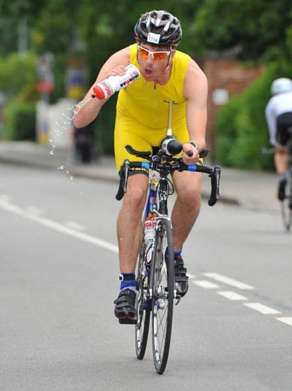 19. Вот почему лучше не пить на ходу. Правда у спортсменов-велосипедистов все равно нет другого выхода 😉