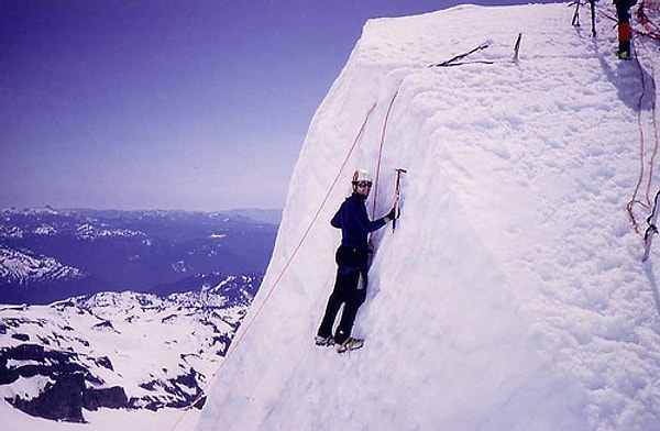 6. Мы обожаем зимнее скалолазание