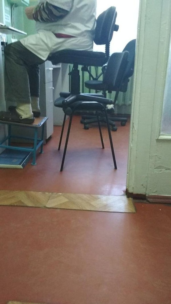 8. Икея нервно курит в сторонке