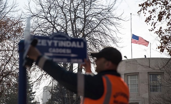 Tabela Değişti, TRT Canlı Yayınladı: ABD Elçiliği'nin Bulunduğu Caddenin Adı Artık 'Zeytin Dalı'