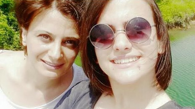 Kızını bulamayınca bunalıma giren annesi Esra Ercömert, 14 Ocak’ta gittiği Kandıra’nın Kaltalkayası mevkisindeki kayalıklardan denize atlayarak hayatına son vermişti.