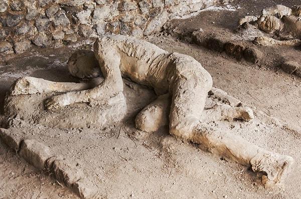 Bu ölüme dair az konuşulan bir başka korkunç detay da Pompeii yakınlarındaki parçalanmış kafataslarının ardından keşfedilmiş.