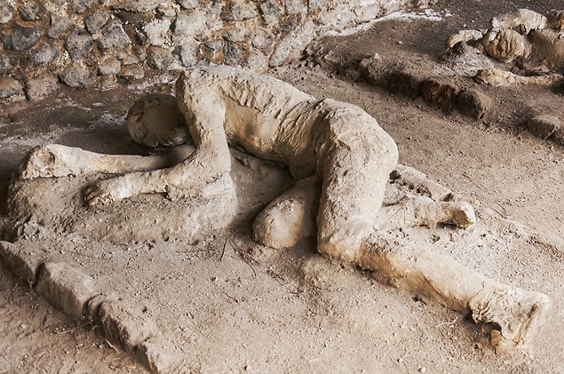 Bu ölüme dair az konuşulan bir başka korkunç detay da Pompeii yakınlarındaki parçalanmış kafataslarının ardından keşfedilmiş.