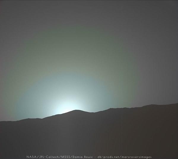 11. Güneş batarken çekilen bu fotoğraf, birkaç gün önce Mars'da çekildi. Mars'da renkler Dünya’nın tam tersi: Gündüz kızıl, gün batımında mavimsi renkte.