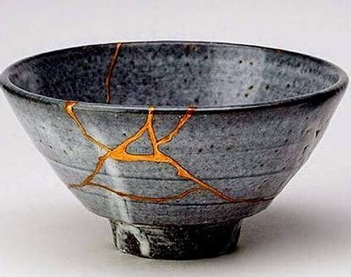 Kintsugi ya da kusurdaki güzelliği görme bilgeliği ya da kırılan eşyaları değerli madenlerle tamir etme sanatı.