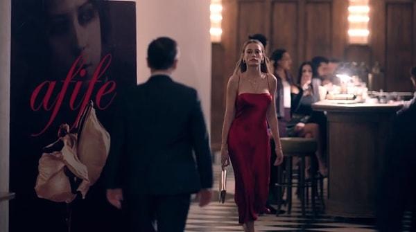 Slip elbiselerinden bir örnek daha Afife lansmanında giydiği straplez model bu kırmızı muhteşem elbise!