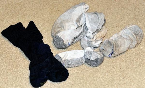 4. Maalesef, evin çeşitli bölgelerinde özellikle erkek birey tarafından terk edilmiş çoraplara rastlanılabilir :(