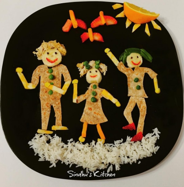 3. Членов семьи женщина тоже изображает на тарелочках:)