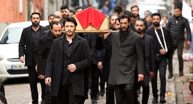 İdris Baba ne kadar istemese de Yamaç'ın diretmesiyle Vartolu'nun cenazesinin Çukur'a gömülmesine izin verdi.