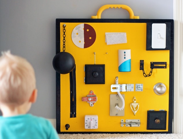 1. Sarı 'busy board' aktivite tahtası