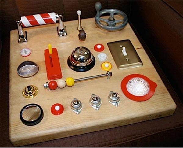 3. Eski ışık düğmelerini, kapı kollarını, düğme ve boncukları yeniden değerlendirebileceğiniz bir tahta.