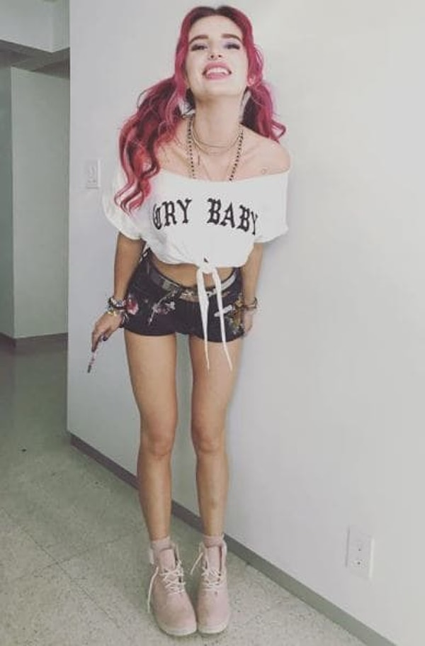 5. Чтобы казаться стройнее, можно положить руку на бедро и наклонить ее вперед или назад