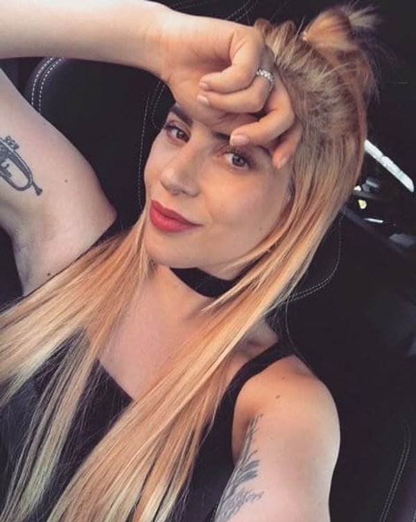 7. Многие звезды, улыбаясь на фото, приклеивают язык к небу