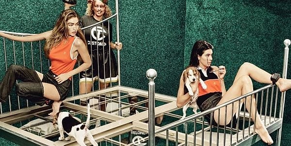 1. Что это с рукой Джиджи?