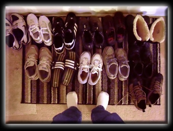 3. На подошве обуви содержится больше бактерий, чем на сиденье унитаза