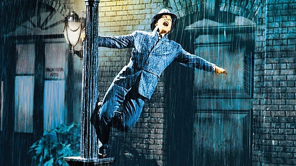 1. Чего не хватает в руке "Поющего под дождём"?