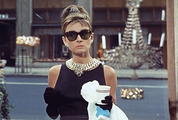 4. Чего не хватает в правой руке главной героини фильма "Завтрак у Тиффани"?