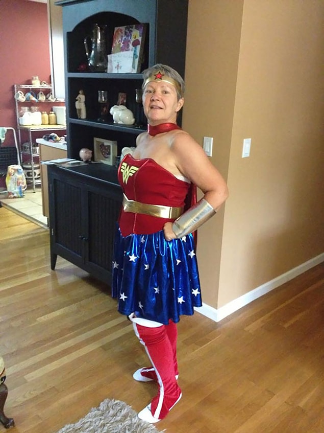 24. Sipariş verilen Wonder Woman kostümü büyük gelirse, büyük anne denemek isteyebilir. 😁