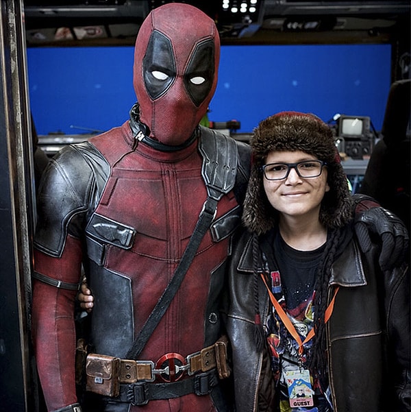 2. Недавно актер опубликовал фотографии со съемочной площадки «Дэдпула 2», куда он пригласил детей, больных серьезными заболеваниями