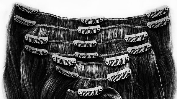 3. Увлекаться использованием волос на заколках