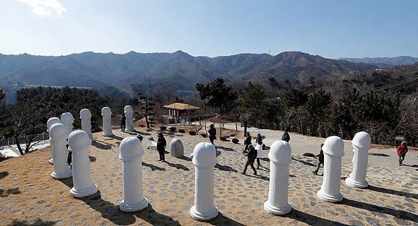 “Samcheok Haesindang Park” ya da resmi olmayan ismiyle Penis Park, Güney Kore’nin Sinnam bölgesinde yer alıyor.