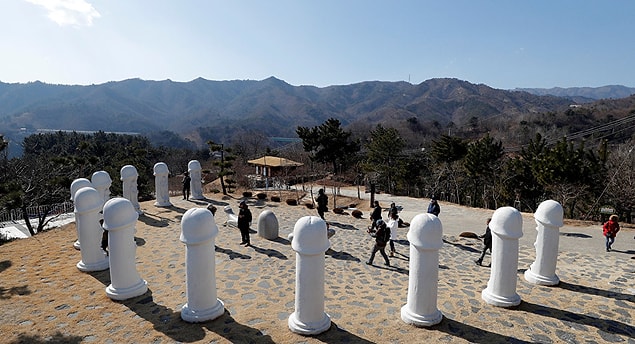 “Samcheok Haesindang Park” ya da resmi olmayan ismiyle Penis Park, Güney Kore’nin Sinnam bölgesinde yer alıyor.
