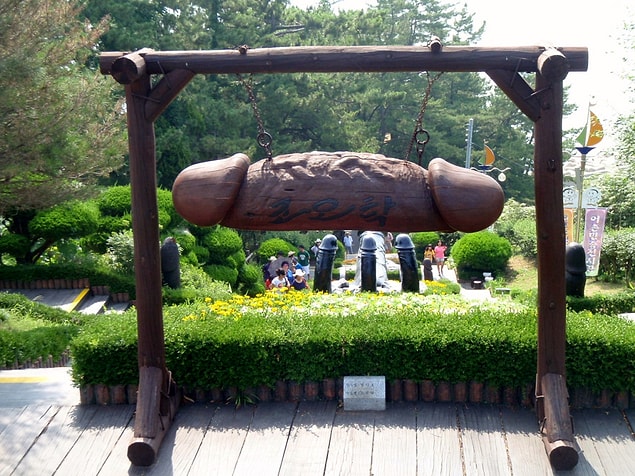 Ziyaretçi bolluğu yüzünden ülkede pek çok penis parkı açılmış vaziyette.