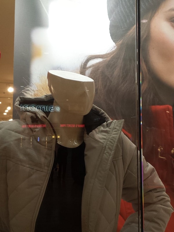 8. Девушки, один из самых простых способов сэкономить на макияже - отрезать пол головы!