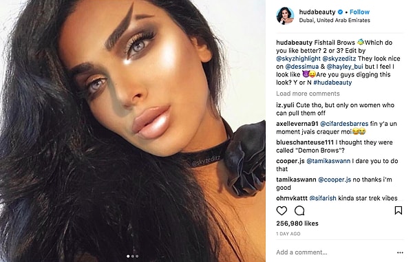 1. Первооткрывательницей необычной формы бровей стала бьюти-блогерша Худа Каттан из Дубая. Выставив фото своего нового образа, она спросила подписчиков, нравится ли им такой подход к макияжу.