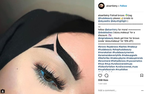 4. Верхняя часть направлена вверх, а другая отделена от нее небольшим промежутком и остается в своем обычном положении.