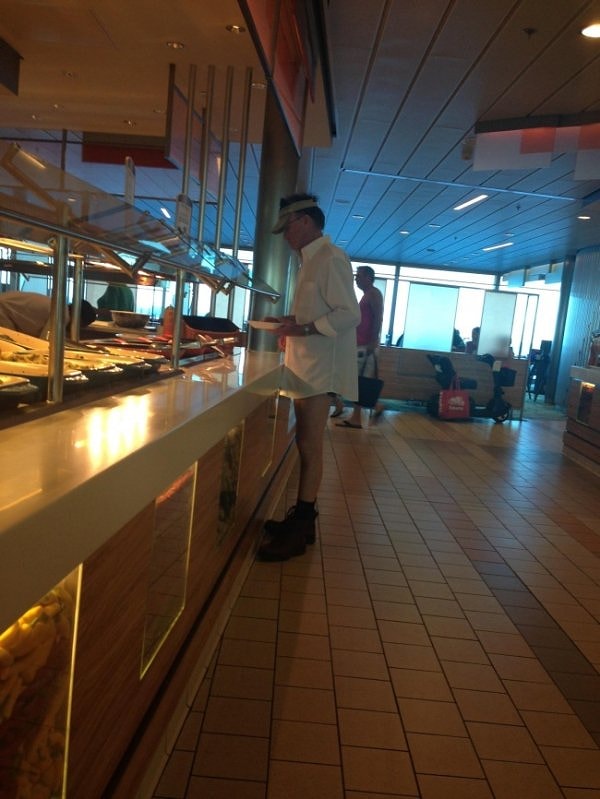 1. Этот мужчина выглядит так, будто, проголодавшись, сбежал прямо посреди полового акта 😅