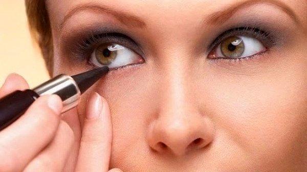 13. Gözlerinizin daha küçük ve kısık görünmesini istemiyorsanız göz kalemini gözün içine uygulamayın. Onun yerine kirpik dibine hafifçe uygulamayı veya beyaz renk tercih etmeyi de deneyebilirsiniz.