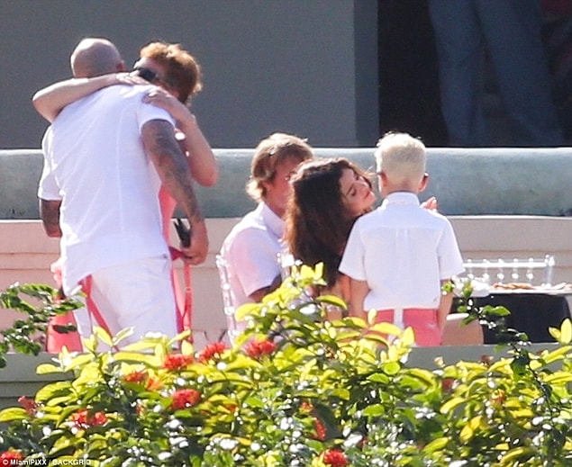 Selena'nın Justin'in ailesiyle ilişkisi harika demiştik değil mi? Gördüğünüz gibi Jaxon'la da çok iyi anlaşıyor. ☺️